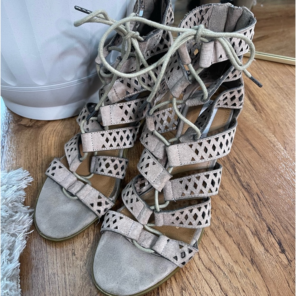 Size 8 tie up leather upper Steve Madden open toe shoes
